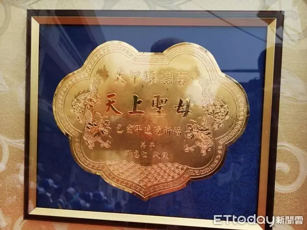 曾開槍殺黑道大哥!謝惠仁「跪迎大甲媽回鑾」虔誠感恩一切 出獄3年「低調行善」浪子回頭變信徒