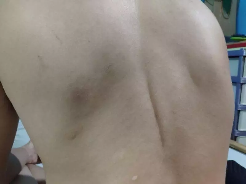 指責男子毒打,押到銀行提款,地產經紀赤裸逃脫!