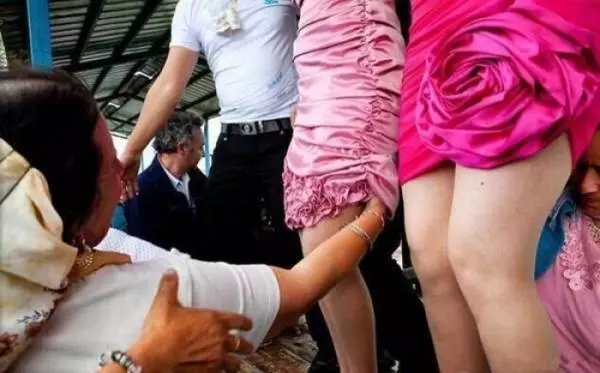 摸了滿意就娶回家!在這裡「買老婆」任男人隨便看、隨便摸!還會「這樣」驗貨......
