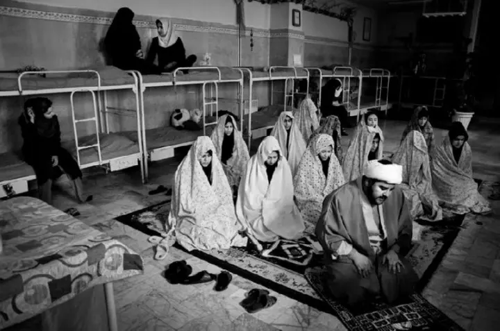 在這裡,所有少女判死刑前,獄卒都會下藥扮「臨時丈夫」 !