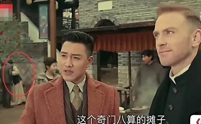 最恩愛的穿幫鏡頭,鐘 麗緹、張倫碩怎麼了,後面的大叔都看呆了!