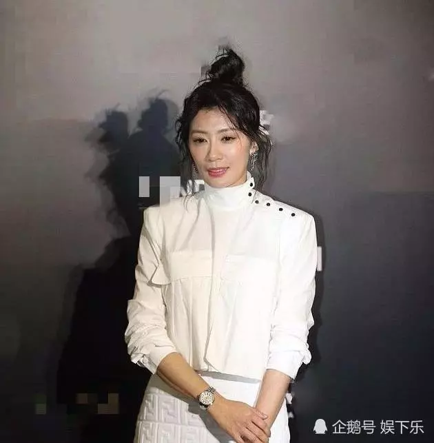 45歲賈靜雯在外媒鏡頭下,看完就明白綜藝節目的濾鏡能有多厚了!