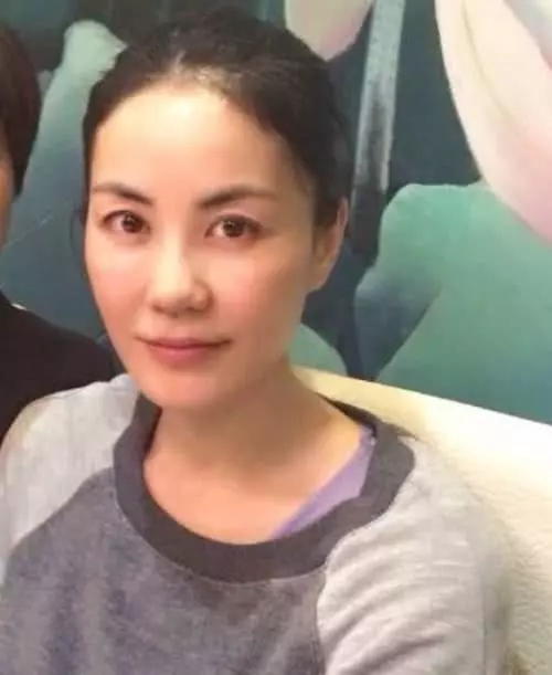 曾是知名女歌手,兒子車禍治病每天花10萬,女兒也不幸去世