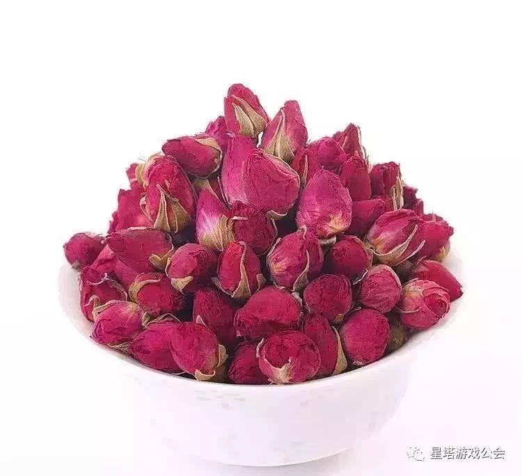 玫瑰花泡水喝,是女性的福音,睡前喝一杯,調節睡眠,一覺到天亮