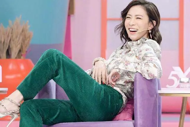 43歲「佘詩曼」仍是女神!與42歲大S同台,網友驚呼:這就是有沒有生孩子的差別?