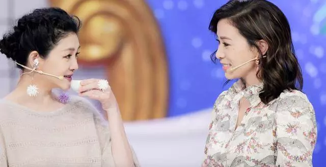 43歲「佘詩曼」仍是女神!與42歲大S同台,網友驚呼:這就是有沒有生孩子的差別?