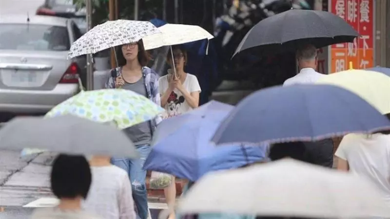 忘帶傘一定GG!下週二鋒面來襲「全台劇烈雷雨」轉濕涼 氣象局曝「氣溫變化大」整週都受影響