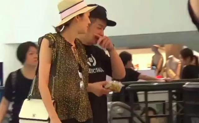 陳浩民夫婦吃平價餐與人拼桌,蔣麗莎生四娃仍纖細陳浩民大肚便便!