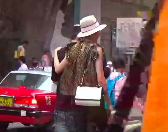陳浩民夫婦吃平價餐與人拼桌,蔣麗莎生四娃仍纖細陳浩民大肚便便!
