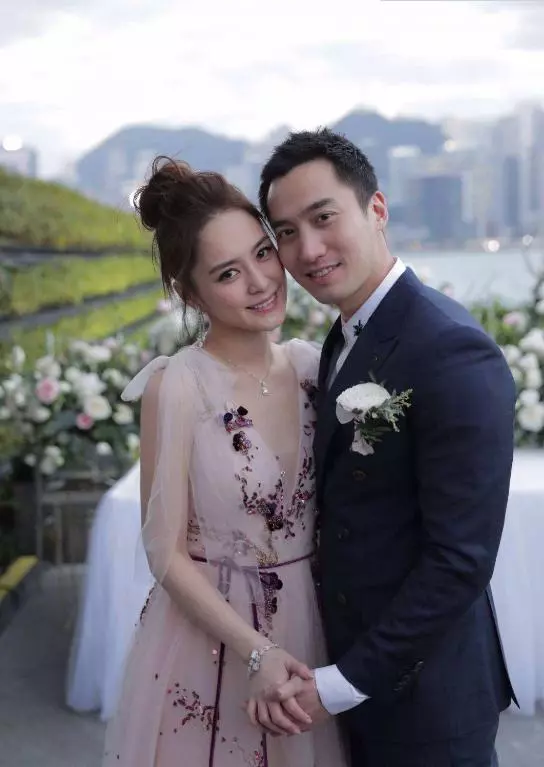 結婚前不被看好,婚後卻有了幸福肥,虎背熊腰,已不再是童年女神!