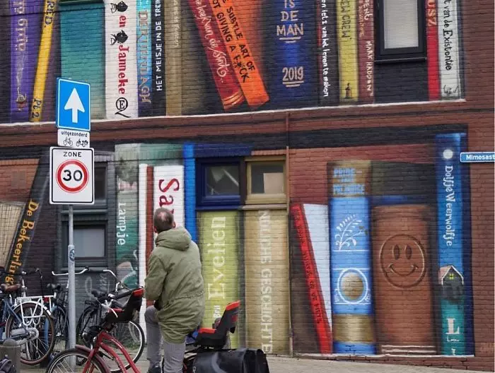 彩繪巨大書架讓老公寓重獲新生 路人走過「連書名都看到滿滿驚喜」