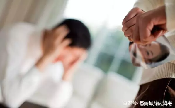 前妻來給女兒過生日,接女兒放學回家,推開廚房門,我淚如雨下