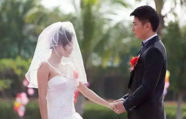 女兒出嫁,婚禮上父親難捨,一直牽著女兒不放手,新娘的做法亮了