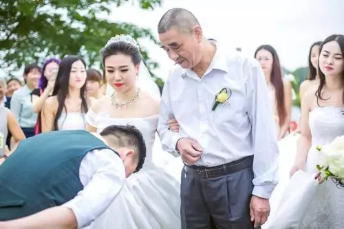 女兒出嫁,婚禮上父親難捨,一直牽著女兒不放手,新娘的做法亮了