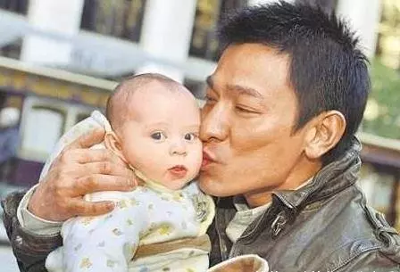 劉德華怎麼也想不到,當年親了一個嬰兒,嬰兒長大卻把他踢下神壇