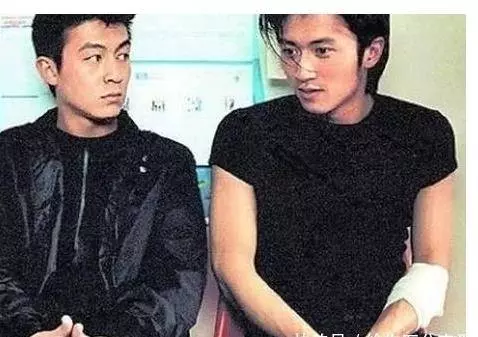 劉德華怎麼也想不到,當年親了一個嬰兒,嬰兒長大卻把他踢下神壇