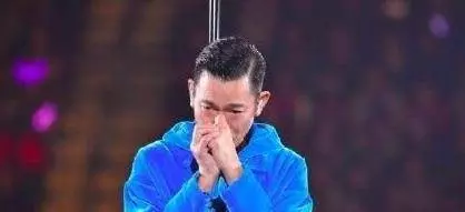 劉德華怎麼也想不到,當年親了一個嬰兒,嬰兒長大卻把他踢下神壇