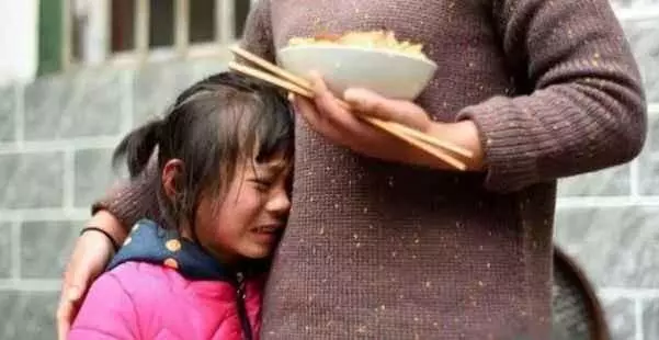 妻子為救女兒被撞死，葬禮上女兒不願穿孝，得知原因丈夫怒摔遺照