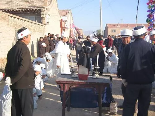 妻子為救女兒被撞死，葬禮上女兒不願穿孝，得知原因丈夫怒摔遺照