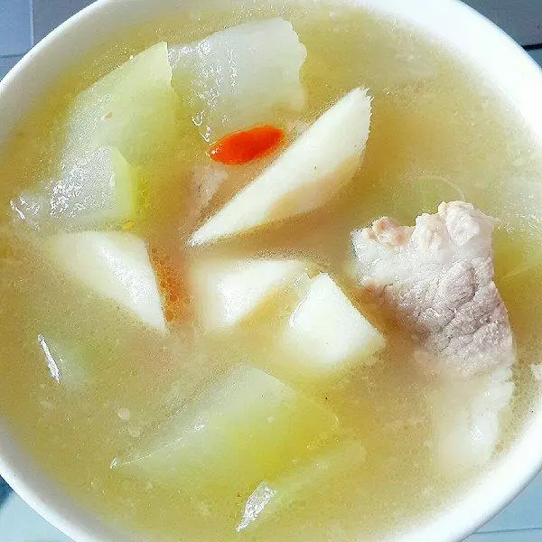 女兒住院,媽媽天天燉肉湯,偶然瞥見碗底,女兒把碗砸向她的頭