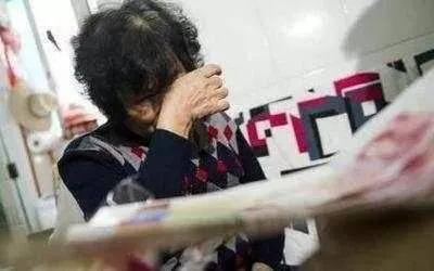 女兒住院,媽媽天天燉肉湯,偶然瞥見碗底,女兒把碗砸向她的頭