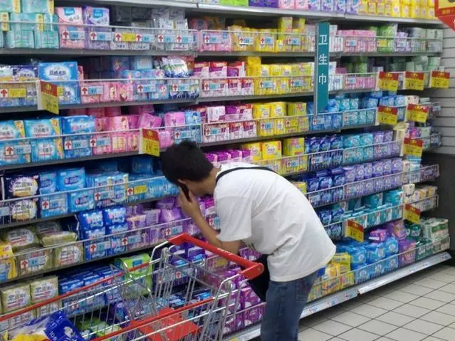女友來例假,男友去買衛生巾,回屋推開門,男友轉身下樓退貨