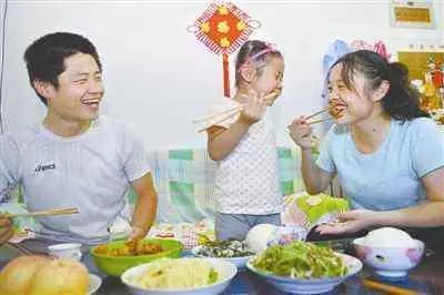 妻子為救丈夫而殘疾,丈夫卻選擇再娶,妻子搬家,到了新家懵了
