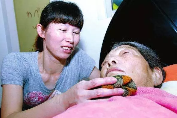 小姑子車禍,嫂子跪求救人,醫生指了指小姑子腳,嫂子含淚自首