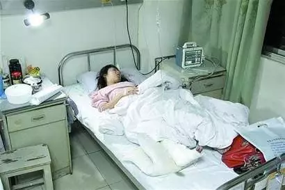 小姑子車禍,嫂子跪求救人,醫生指了指小姑子腳,嫂子含淚自首