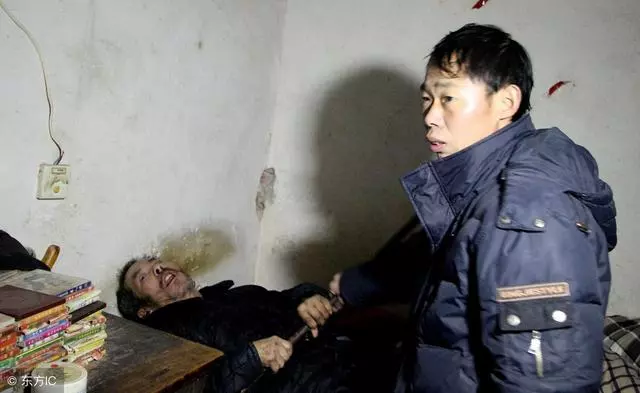 男子照顧朋友妻女十年，朋友女兒送給男子一份禮物，男子痛哭流涕