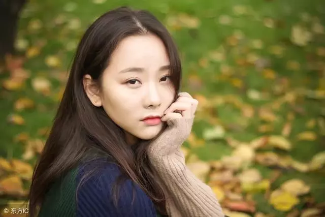 男子照顧朋友妻女十年，朋友女兒送給男子一份禮物，男子痛哭流涕