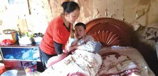 男友重病三年,我不離不棄,有次出門沒帶鑰匙,看開門的人我懵了