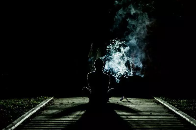 殯葬員挺孕肚清屍水床墊 祂自責欠債、妻跑了