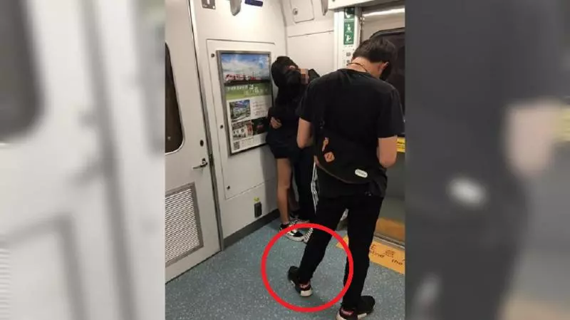 小情侶火車上「交纏摟抱」爆粗口 乘客怒:有小孩好嗎