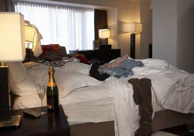 年輕夫妻入住酒店一夜,離開後房務阿姨去打掃,一打開門忍不住感嘆:這兩人真厲害