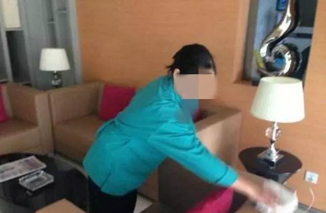 年輕夫妻入住酒店一夜,離開後房務阿姨去打掃,一打開門忍不住感嘆:這兩人真厲害