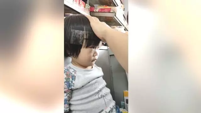 一位媽媽這樣給孩子剪齊劉海,實在太有才,網友:好辦法值得參考