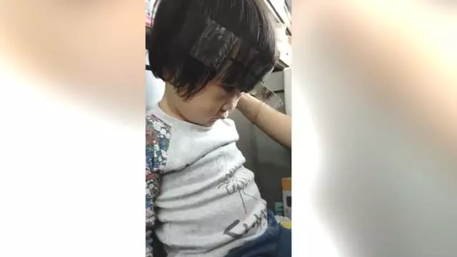 一位媽媽這樣給孩子剪齊劉海,實在太有才,網友:好辦法值得參考