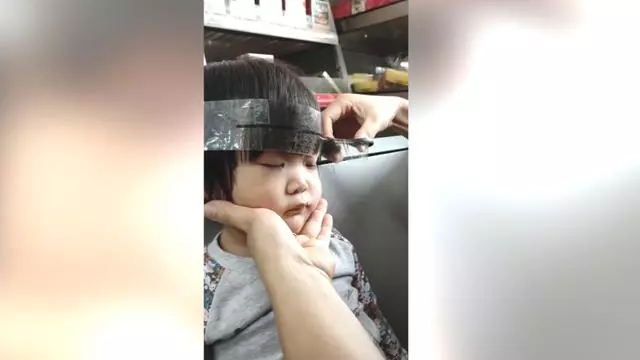 一位媽媽這樣給孩子剪齊劉海,實在太有才,網友:好辦法值得參考