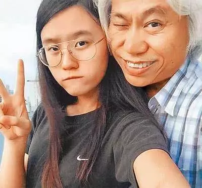 「爺孫戀」上綜藝,李坤城的一個小動作讓主持人看不下去了,網友直呼受不了