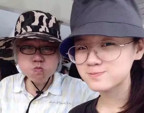 「爺孫戀」上綜藝,李坤城的一個小動作讓主持人看不下去了,網友直呼受不了