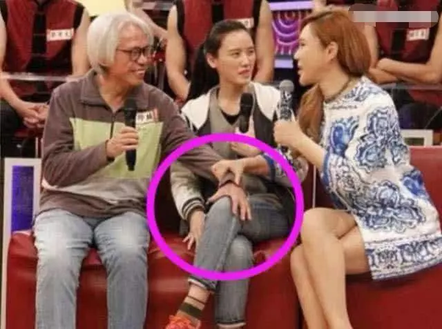 「爺孫戀」上綜藝,李坤城的一個小動作讓主持人看不下去了,網友直呼受不了