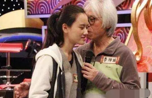 「爺孫戀」上綜藝,李坤城的一個小動作讓主持人看不下去了,網友直呼受不了
