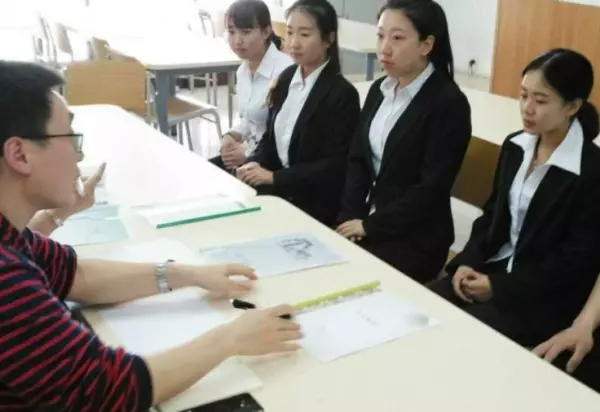 面試官:沙漠中有10瓶水,9瓶有毒,你會怎麼做?女孩答完,立刻被錄取