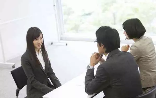 面試官:沙漠中有10瓶水,9瓶有毒,你會怎麼做?女孩答完,立刻被錄取