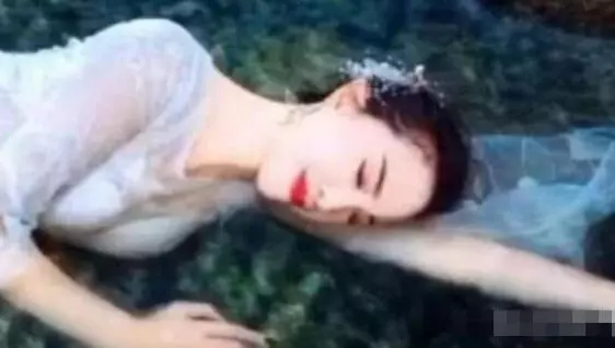 小夫妻花45萬拍婚紗照,攝影師「拿拖鞋當道具」惹怒新娘!成品出來卻驚艷不已