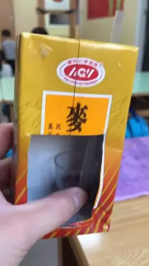 小孩吃藥像打仗!幼稚園老師炫「超狂餵藥絕招」 小男孩咕嚕狂喝「下一秒呆萌反應」笑翻全網:大人世界太黑暗
