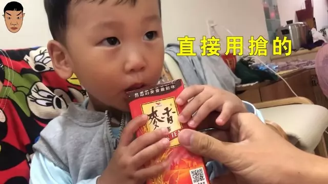 小孩吃藥像打仗!幼稚園老師炫「超狂餵藥絕招」 小男孩咕嚕狂喝「下一秒呆萌反應」笑翻全網:大人世界太黑暗