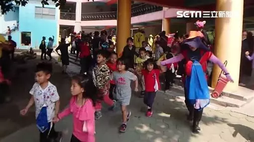 媽祖疼小孩!小萌娃突然跑到前面「用迷你舞獅擋轎」 白沙屯媽祖「特地停下來欣賞」舉動滿滿母愛