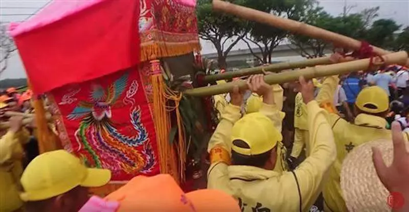 媽祖疼小孩!小萌娃突然跑到前面「用迷你舞獅擋轎」 白沙屯媽祖「特地停下來欣賞」舉動滿滿母愛